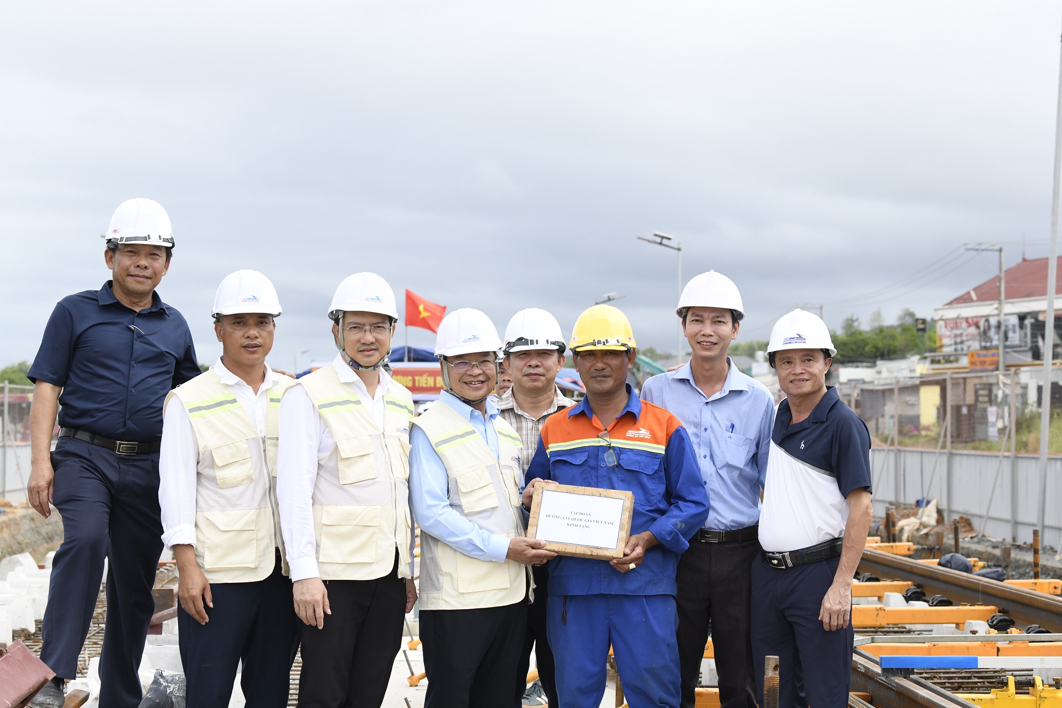 Chủ tịch Đặng Sỹ Mạnh kiểm tra công trình đường sắt nhẹ tại Phú Quốc